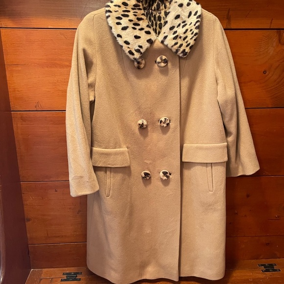 Schwartex Jackets & Blazers - Vintage woman’s camel colored coat with leopard collar, buttons and lining.